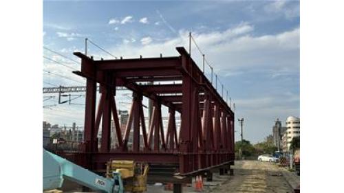&nbsp;岡山路竹延伸線為目前興建中的路網，共設置8座車站，為紅線R24南岡山站延伸段，全長13.22公里，採用高運量系統，共分成兩大階段興建。第一階段為R24南岡山站到台鐵岡山車站，全長約 1.46 公里，設置 1 座高架車站。於2019年開工，預計2024年6月底可以通車試營運。【圖/113.04.07-跨站天橋桁架第1單元鋼構地組作業】