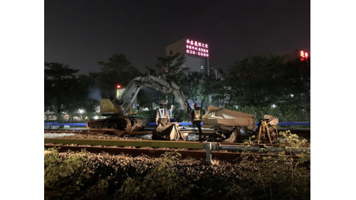 &nbsp;岡山路竹延伸線為目前興建中的路網，共設置8座車站，為紅線R24南岡山站延伸段，全長13.22公里，採用高運量系統，共分成兩大階段興建。第一階段為R24南岡山站到台鐵岡山車站，全長約 1.46 公里，設置 1 座高架車站。於2019年開工，預計2024年6月底可以通車試營運。【圖/112.12.11 尾軌銜接鋼軌焊接及研磨作業】