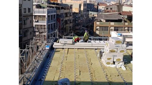 &nbsp;岡山路竹延伸線為目前興建中的路網，共設置8座車站，為紅線R24南岡山站延伸段，全長13.22公里，採用高運量系統，共分成兩大階段興建。第一階段為R24南岡山站到台鐵岡山車站，全長約 1.46 公里，設置 1 座高架車站。於2019年開工，預計2024年6月底可以通車試營運。【圖/112.12.16 車站出入口屋頂防火填塞及彩鋼施工】