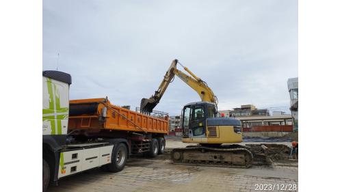 &nbsp;岡山路竹延伸線為目前興建中的路網，共設置8座車站，為紅線R24南岡山站延伸段，全長13.22公里，採用高運量系統，共分成兩大階段興建。第一階段為R24南岡山站到台鐵岡山車站，全長約 1.46 公里，設置 1 座高架車站。於2019年開工，預計2024年6月底可以通車試營運。【圖/112.12.28 跨站天橋P3基礎第一階土方開挖】