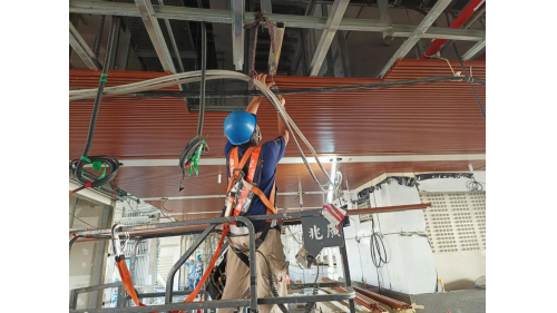 &nbsp;岡山路竹延伸線為目前興建中的路網，共設置8座車站，為紅線R24南岡山站延伸段，全長13.22公里，採用高運量系統，共分成兩大階段興建。【圖/車站穿堂層天花板骨架安裝及封板】