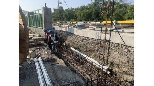 &nbsp;岡山路竹延伸線為目前興建中的路網，共設置8座車站，為紅線R24南岡山站延伸段，全長13.22公里，採用高運量系統，共分成兩大階段興建。【圖/軌道平面段圍牆復舊施工】