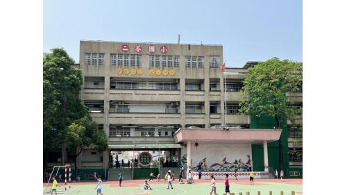 &nbsp;小港站位於小港區沿海一路，於2008年3月啟用，為高雄捷運紅線之端點站，亦是目前臺灣各都會捷運系統中最南端的車站。車站周圍設有多所學校，包含二苓國小、小港高中、中山國中以及漢民國小。【圖/二苓國小】