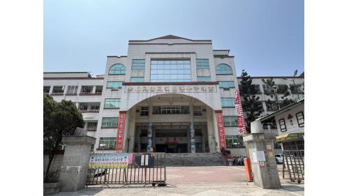 &nbsp;小港站位於小港區沿海一路，於2008年3月啟用，為高雄捷運紅線之端點站，亦是目前臺灣各都會捷運系統中最南端的車站。車站周圍設有多所學校，包含二苓國小、小港高中、中山國中以及漢民國小。【圖/漢民國小】