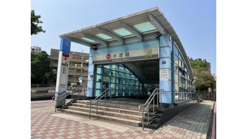 &nbsp;小港站編號為R3，位於小港區沿海一路，於2008年3月啟用。小港站為地下二層車站，設有4處出入口，地下一樓為車站大廳層，設有公共藝術『多向度聚場』，地下二樓為月台層，設有一座島式月台及全高式月台門。【圖/4號出口】