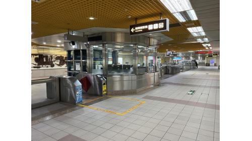 &nbsp;小港站編號為R3，位於小港區沿海一路，於2008年3月啟用。小港站為地下二層車站，設有4處出入口，地下一樓為車站大廳層，設有公共藝術『多向度聚場』，地下二樓為月台層，設有一座島式月台及全高式月台門。【圖/車站大廳層】