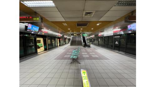 &nbsp;小港站位於小港區沿海一路，於2008年3月啟用。小港站為地下二層車站，設有4處出入口，地下一樓為車站大廳層，設有公共藝術『多向度聚場』，地下二樓為月台層，設有一座島式月台及全高式月台門。【圖/月台層】