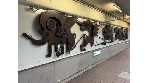 &nbsp;小港站為地下二層車站，地下一樓為車站大廳層，設有公共藝術『多向度聚場』。藝術家以卡漫精神轉換小港工業城，使其成為一個輕鬆幽默的生活城鎮。【圖/公共藝術-多向度聚場。作者：洪龍木(Hung Lung -Mu)】