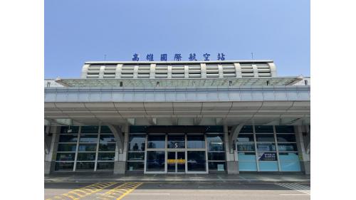 &nbsp;高雄國際機場站為地下二層車站，設有7處出入口，其中6號出口連通國際線航廈，地下一樓為大廳層，設有公共藝術『凝聚的綠寶石』，地下二樓為月台層，設有一座島式月台及全高式月台門。