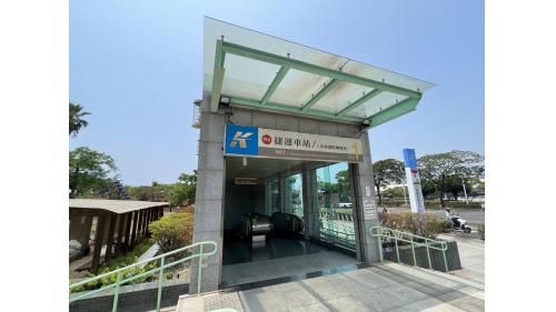 &nbsp;高雄國際機場站為地下二層車站，設有7處出入口，其中6號出口連通國際線航廈，地下一樓為大廳層，設有公共藝術『凝聚的綠寶石』，地下二樓為月台層，設有一座島式月台及全高式月台門。【圖/1號出入口。高雄公園、高雄市立空中大學、YouBike微笑自行車】