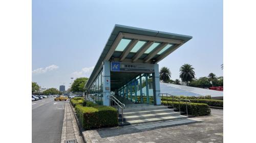 &nbsp;高雄國際機場站為地下二層車站，設有7處出入口，其中6號出口連通國際線航廈，地下一樓為大廳層，設有公共藝術『凝聚的綠寶石』，地下二樓為月台層，設有一座島式月台及全高式月台門。【圖/3號出入口-C區停車場】