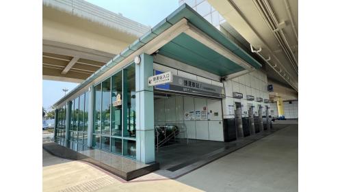 &nbsp;高雄國際機場站為地下二層車站，設有7處出入口，其中6號出口連通國際線航廈，地下一樓為大廳層，設有公共藝術『凝聚的綠寶石』，地下二樓為月台層，設有一座島式月台及全高式月台門。【圖/6號出入口-國際線】