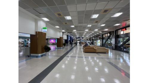 &nbsp;高雄國際機場站為地下二層車站，設有7處出入口，其中6號出口連通國際線航廈，地下一樓為大廳層，設有公共藝術『凝聚的綠寶石』，地下二樓為月台層，設有一座島式月台及全高式月台門。【圖/車站大廳】