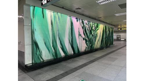 &nbsp;高雄國際機場站於穿堂層大廳設置大型玻璃藝術牆『凝聚的綠寶石』，是德裔藝術家樂子大師（Lutze）為高雄捷運R4高雄國際機場站創作的公共藝術，為目前全球最大的玻璃雕塑。【圖/公共藝術-凝聚的綠寶石】