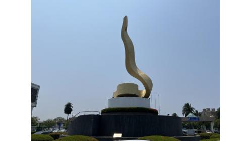 &nbsp;高雄國際機場站於穿堂層大廳設置大型玻璃藝術牆『凝聚的綠寶石』，是德裔藝術家樂子大師（Lutze）為高雄捷運R4高雄國際機場站創作的公共藝術，為目前全球最大的玻璃雕塑。【圖/公共藝術-龍賦】