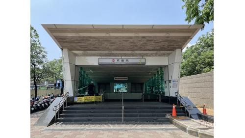 &nbsp;草衙站為地下二層車站，設有4處出入口，地下一樓為大廳層，設有公共藝術『草衙聚焦』，地下二樓為月台層，設有一座島式月台及全高式月台門。【圖/1號出入口-翠亨南路】