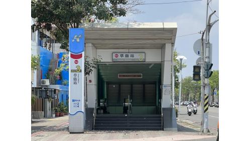 &nbsp;草衙站為地下二層車站，設有4處出入口，地下一樓為大廳層，設有公共藝術『草衙聚焦』，地下二樓為月台層，設有一座島式月台及全高式月台門。【圖/3號出入口-明正活動中心】