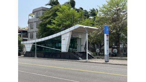 &nbsp;草衙站為地下二層車站，設有4處出入口，地下一樓為大廳層，設有公共藝術『草衙聚焦』，地下二樓為月台層，設有一座島式月台及全高式月台門。【圖/4號出入口-明正活動中心】