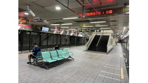 &nbsp;草衙站為地下二層車站，設有4處出入口，地下一樓為大廳層，設有公共藝術『草衙聚焦』，地下二樓為月台層，設有一座島式月台及全高式月台門。【圖/地下二樓為月台層】