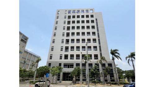 &nbsp;草衙站編號為R4A，位於前鎮區翠亨南路，於2008年3月啟用。車站附近設有SKM Park 高雄草衙大型Outlet購物中心，為民眾休閒逛街的好去處，此外還設有高雄捷運南機廠。【圖/高雄捷運公司】