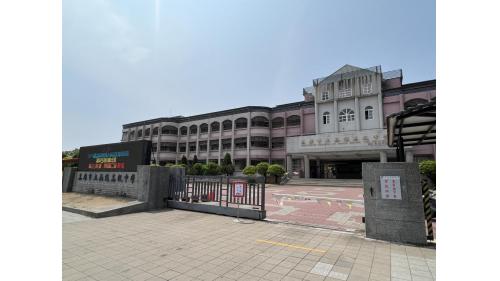 &nbsp;前鎮高中站編號為R5，位於前鎮區翠亨北路，於2008年3月啟用，預定為高雄捷運黃線轉乘站。車站周圍設有多所學校，包含前鎮高中、鎮昌國小、福誠高中以及五福國小。【圖/福誠高中】