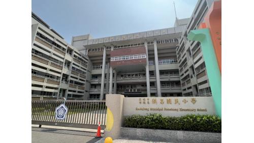 &nbsp;前鎮高中站編號為R5，位於前鎮區翠亨北路，於2008年3月啟用，預定為高雄捷運黃線轉乘站。車站周圍設有多所學校，包含前鎮高中、鎮昌國小、福誠高中以及五福國小。【圖/鎮昌國民小學】