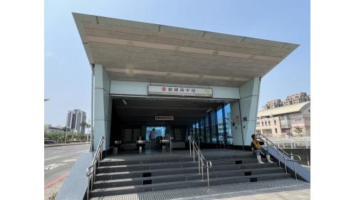 &nbsp;前鎮高中站為地下二層車站，設有3處出入口，地下一樓為大廳層，設有公共藝術『異質．樂園』，地下二樓為月台層，設有一座島式月台及全高式月台門。【圖/2號出入口-福誠高中、自強夜市】