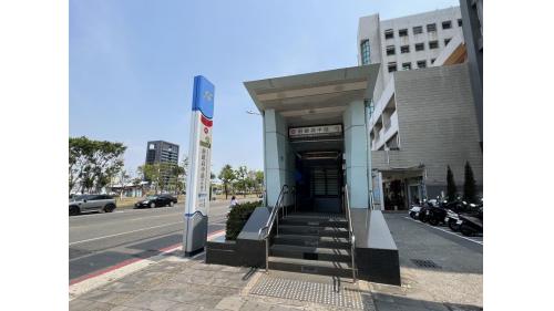 &nbsp;前鎮高中站為地下二層車站，設有3處出入口，地下一樓為大廳層，設有公共藝術『異質．樂園』，地下二樓為月台層，設有一座島式月台及全高式月台門。【圖/3號出入口-勞工局、前鎮區公所】