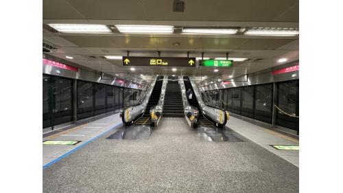 &nbsp;前鎮高中站為地下二層車站，設有3處出入口，地下一樓為大廳層，設有公共藝術『異質．樂園』，地下二樓為月台層，設有一座島式月台及全高式月台門。【圖/二月台層，一座島式月台及全高式月台門】