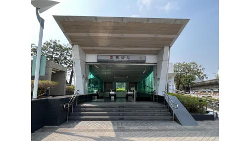 &nbsp;凱旋站為地下二層車站，設有3處出入口，旅客可於1號出口步行轉乘環狀輕軌線，地下一樓為大廳層，設有公共藝術『築夢時代』，地下二樓為月台層，設有一座島式月台及全高式月台門。【圖/1號出入口-無障礙之家、輕軌C3站】