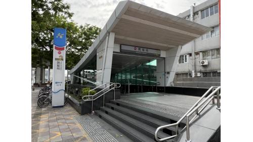&nbsp;凱旋站為地下二層車站，設有3處出入口，旅客可於1號出口步行轉乘環狀輕軌線，地下一樓為大廳層，設有公共藝術『築夢時代』，地下二樓為月台層，設有一座島式月台及全高式月台門。【圖/2號出入口-慈仁六村、高雄凱旋世貿】