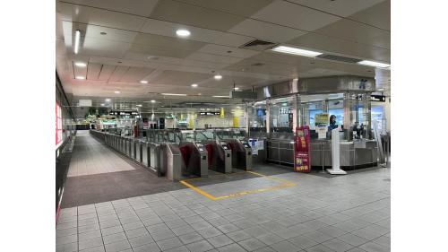 &nbsp;凱旋站為地下二層車站，設有3處出入口，旅客可於1號出口步行轉乘環狀輕軌線，地下一樓為大廳層，設有公共藝術『築夢時代』，地下二樓為月台層，設有一座島式月台及全高式月台門。【圖/車站大廳】