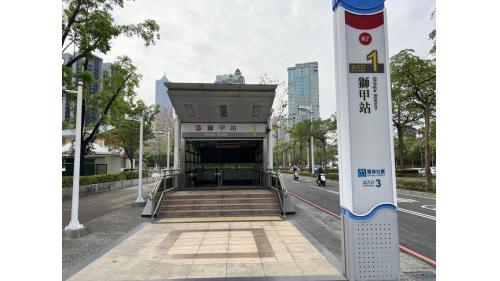 &nbsp;獅甲站為地下二層車站，設有4處出入口，地下一樓為大廳層，設有公共藝術『快樂遊獅甲』，地下二樓為月台層，設有一座島式月台及全高式月台門。【圖/1號出口，獅甲國中、台灣塑膠公司】
