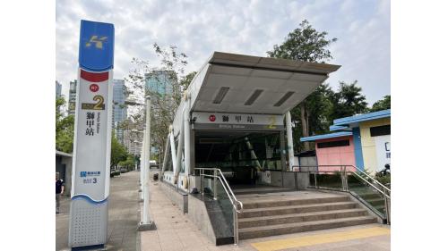 &nbsp;獅甲站為地下二層車站，設有4處出入口，地下一樓為大廳層，設有公共藝術『快樂遊獅甲』，地下二樓為月台層，設有一座島式月台及全高式月台門。【圖/2號出口，前鎮游泳池】