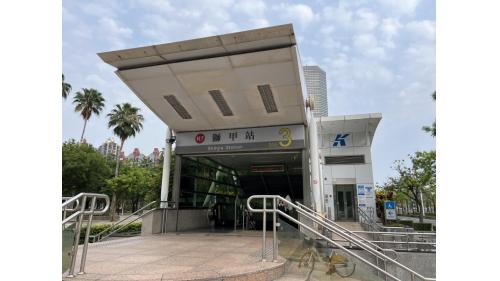 &nbsp;獅甲站為地下二層車站，設有4處出入口，地下一樓為大廳層，設有公共藝術『快樂遊獅甲』，地下二樓為月台層，設有一座島式月台及全高式月台門。【圖/3號出口，勞工公園、勞工教育生活中心】