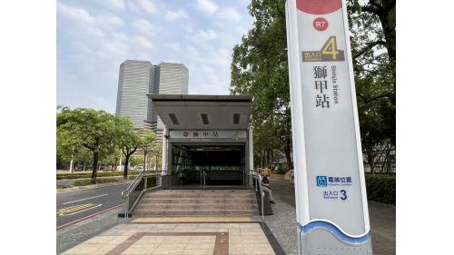 &nbsp;獅甲站為地下二層車站，設有4處出入口，地下一樓為大廳層，設有公共藝術『快樂遊獅甲』，地下二樓為月台層，設有一座島式月台及全高式月台門。【圖/4號出口，獅甲國小、美國在台協會】