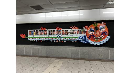 &nbsp;獅甲站為地下二層車站，設有4處出入口，地下一樓為大廳層，設有公共藝術『快樂遊獅甲』，地下二樓為月台層，設有一座島式月台及全高式月台門。【圖/公共藝術『快樂遊獅甲』】