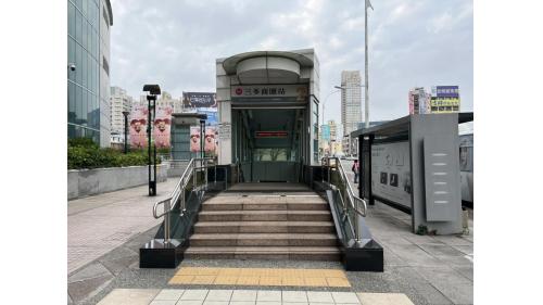 &nbsp;三多商圈站為地下二層車站，設有7處出入口，設有公共藝術『海洋之心』，地下一樓為大廳層，地下二樓為月台層，設有一座島式月台及全高式月台門。【圖/2號出口，新光碼頭、大遠百百貨】