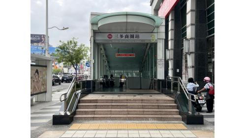 &nbsp;三多商圈站為地下二層車站，設有7處出入口，設有公共藝術『海洋之心』，地下一樓為大廳層，地下二樓為月台層，設有一座島式月台及全高式月台門。【圖/3號出口，獅甲公園、台新銀行】