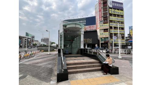 &nbsp;三多商圈站為地下二層車站，設有7處出入口，設有公共藝術『海洋之心』，地下一樓為大廳層，地下二樓為月台層，設有一座島式月台及全高式月台門。【圖/4號出口，S0G0百貨、新光三越百貨】