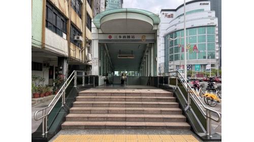 &nbsp;三多商圈站為地下二層車站，設有7處出入口，設有公共藝術『海洋之心』，地下一樓為大廳層，地下二樓為月台層，設有一座島式月台及全高式月台門。【圖/6號出口，生日公園】