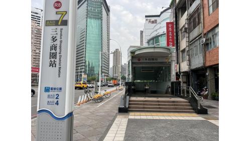 &nbsp;三多商圈站為地下二層車站，設有7處出入口，設有公共藝術『海洋之心』，地下一樓為大廳層，地下二樓為月台層，設有一座島式月台及全高式月台門。【圖/7號出口，苓洲國小、四維公園、院綜合醫院】