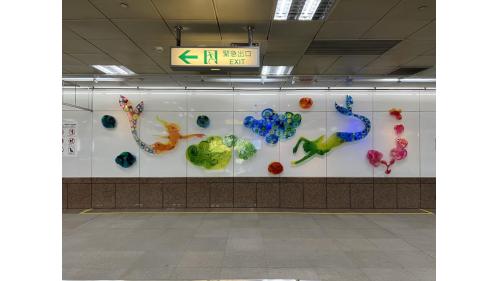 &nbsp;三多商圈站為地下二層車站，設有7處出入口，設有公共藝術『海洋之心』，地下一樓為大廳層，地下二樓為月台層，設有一座島式月台及全高式月台門。【圖/公共藝術『海洋之心』 。作者:賴純純】