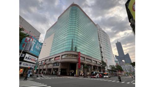 &nbsp;三多商圈站位於前鎮區中山二路，於2008年3月啟用，預定為高雄捷運黃線轉乘站。車站鄰近三多商圈，有高雄大遠百、SOGO百貨及新光三越，為餐飲、百貨、流行服飾的聚集地。【圖/新光三越】