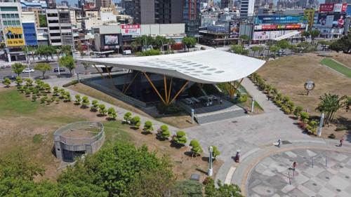 &nbsp;中央公園站位於前金區中山一路，於2008年3月啟用，由英國建築師理察&middot;羅傑斯所設計，將陽光與寧靜自公園引入地下站體，開放性的車站大廳有襯托「飛揚」之設計意象。【圖/1號出口，中央公園、城市光廊】