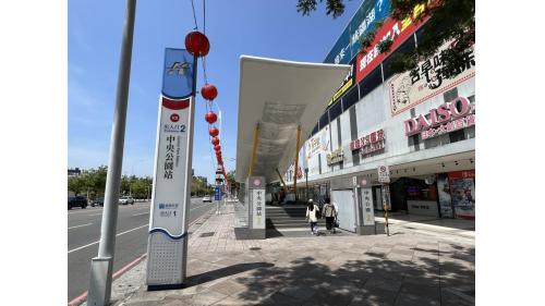 &nbsp;中央公園站為地下二層車站，設有3處出入口，地下一樓為大廳層，設有公共藝術『宇宙生命力』，地下二樓為月台層，設有一座島式月台及全高式月台門。【圖/2號出口，新興高中、原宿玉竹商圈、新堀江商圈、中央公園商圈】