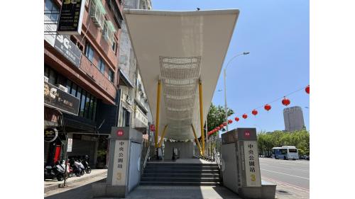 &nbsp;中央公園站為地下二層車站，設有3處出入口，地下一樓為大廳層，設有公共藝術『宇宙生命力』，地下二樓為月台層，設有一座島式月台及全高式月台門。【圖/3號出口，中華電信、新興國小】