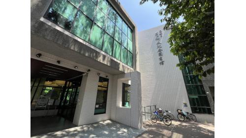&nbsp;中央公園站位於前金區中山一路，於2008年3月啟用。車站附近設有李科永紀念圖書館、新崛江購物商圈以及高雄中央公園，公園以森林生態及雀鳥飛翔為意象，呼應捷運站體設計，於假日皆吸引許多人潮。【圖/李科永紀念圖書館】