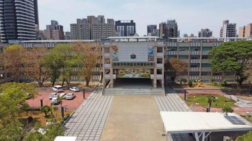 &nbsp;中央公園站位於前金區中山一路，於2008年3月啟用。車站附近設有李科永紀念圖書館、新崛江購物商圈以及高雄中央公園，公園以森林生態及雀鳥飛翔為意象，呼應捷運站體設計，於假日皆吸引許多人潮。【圖/高雄大同國民小學】