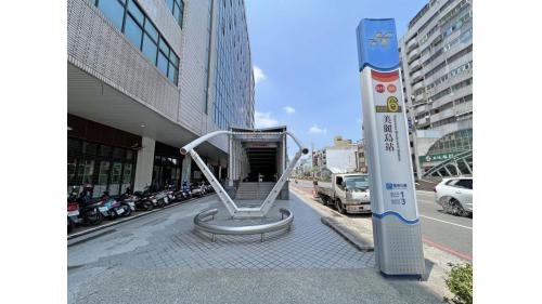 &nbsp;美麗島站為地下三層車站，設有11處出入口，地下一樓為車站大廳層，設有公共藝術『光之穹頂』，地下二樓為橘線月台層，設有兩座側式月台及全高式月台門，地下三樓為紅線月台層，設有一座島式月台及全高式月台門。【圖/6號出口，南華觀光夜市】